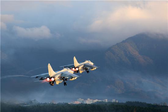 南部戰(zhàn)區(qū)海軍航空兵某旅某新型殲轟機編隊起飛（1月4日攝）。新華社發(fā)（聶海飛 攝）