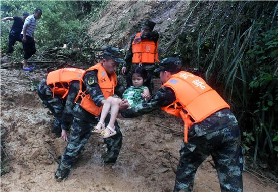 在江西省吉安市永新縣高橋樓鎮(zhèn)杉溪村，武警江西總隊吉安支隊官兵幫助村民轉(zhuǎn)移至安全地帶（6月8日攝）。新華社發(fā)